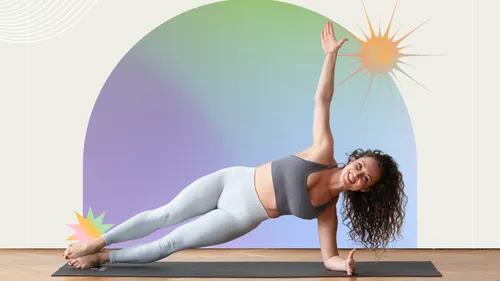 Frau macht seitlichen Plank auf Yogamatte, bunter Hintergrund.