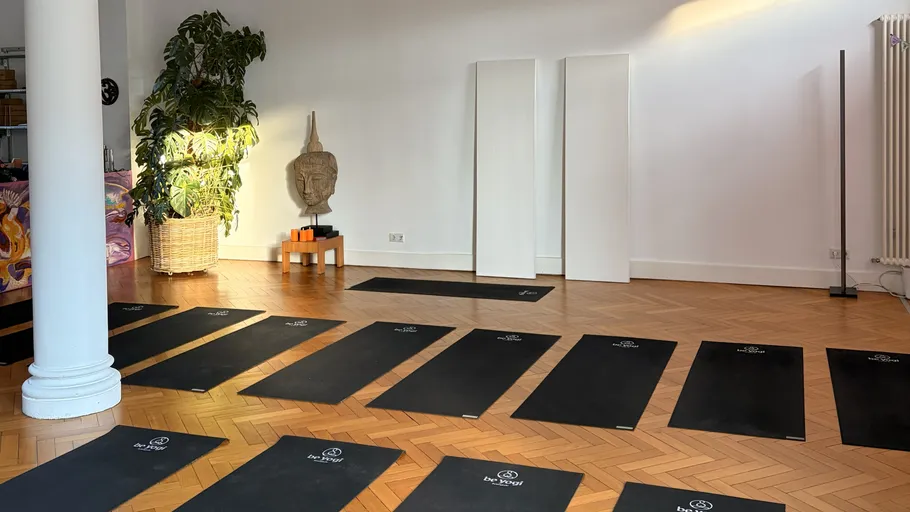 Yogamatten auf einem Holzboden im Studio angeordnet.
