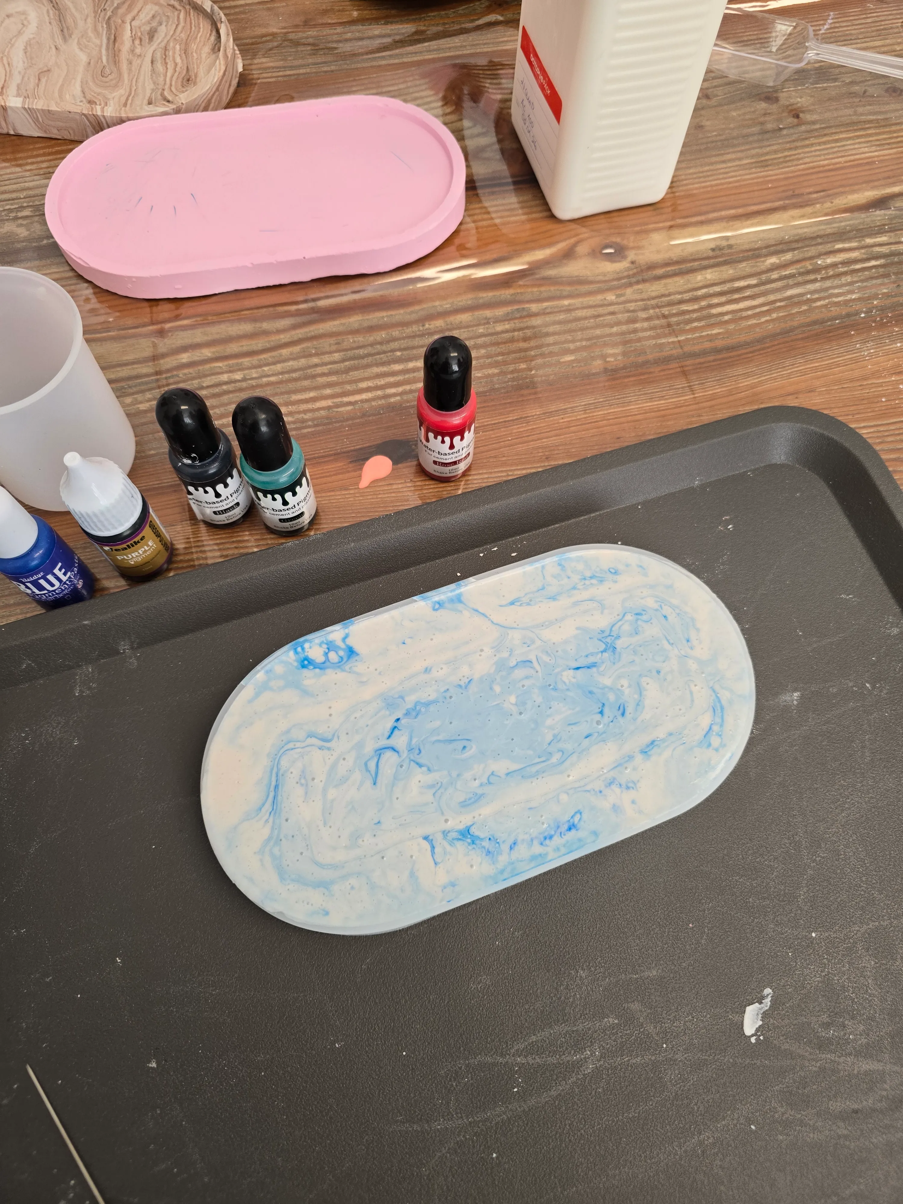 Blaues Harztablett auf einem Basteltisch.