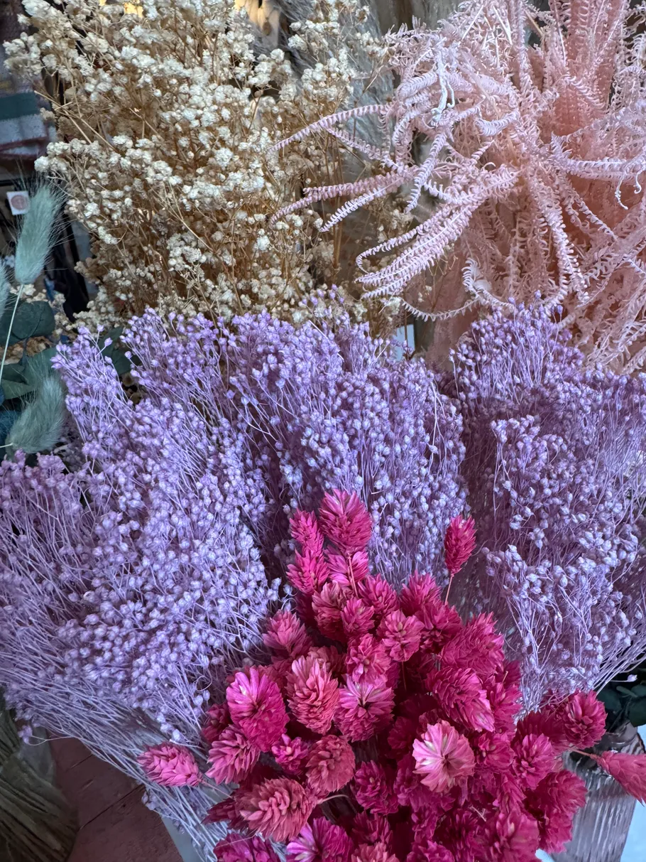 Bunte getrocknete Blumen in einer Ausstellung.