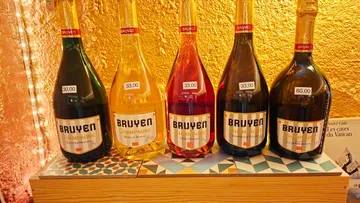 Fünf Bruyere Champagnerflaschen auf einem dekorativen Regal.