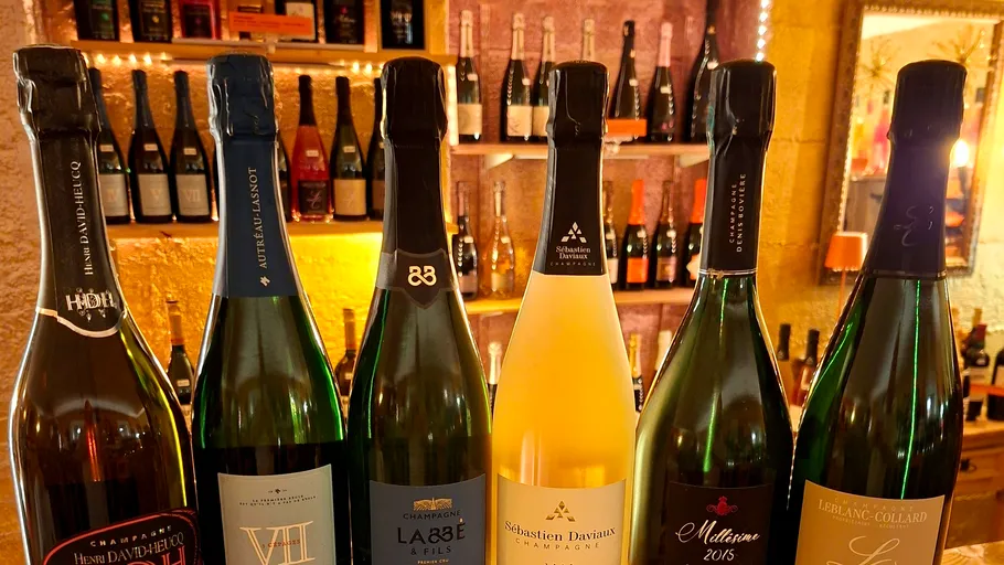 Verschiedene Champagnerflaschen in einer Bar ausgestellt.