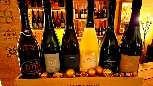 Sechs Champagnerflaschen in Holzkiste.