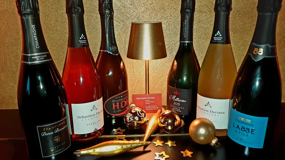 Champagnerflaschen mit dekorativen Ornamenten gezeigt.