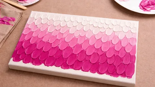 Leinwand mit texturierten pinken Ombre-Farbschuppen.