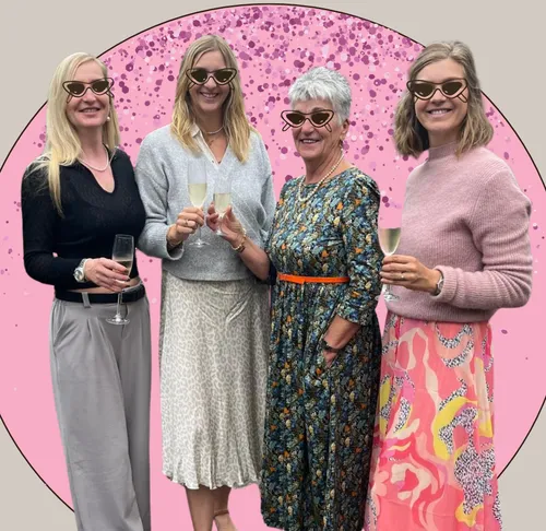 Vier Frauen mit Sonnenbrillen, halten Champagnergläser.