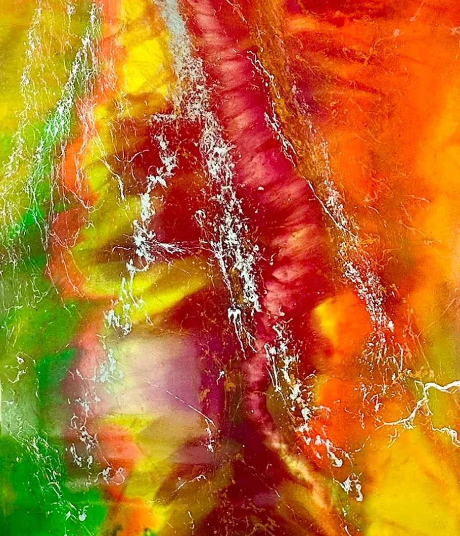 Buntes abstraktes Muster mit Rot, Orange und Grün.