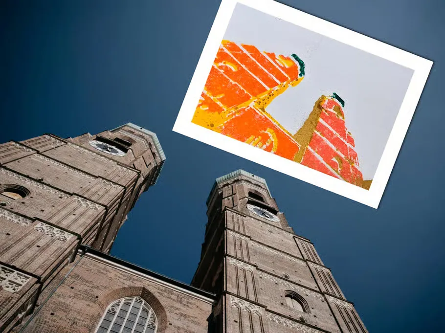 Zwillingstürme unter blauem Himmel mit Kunstbild darüber.
