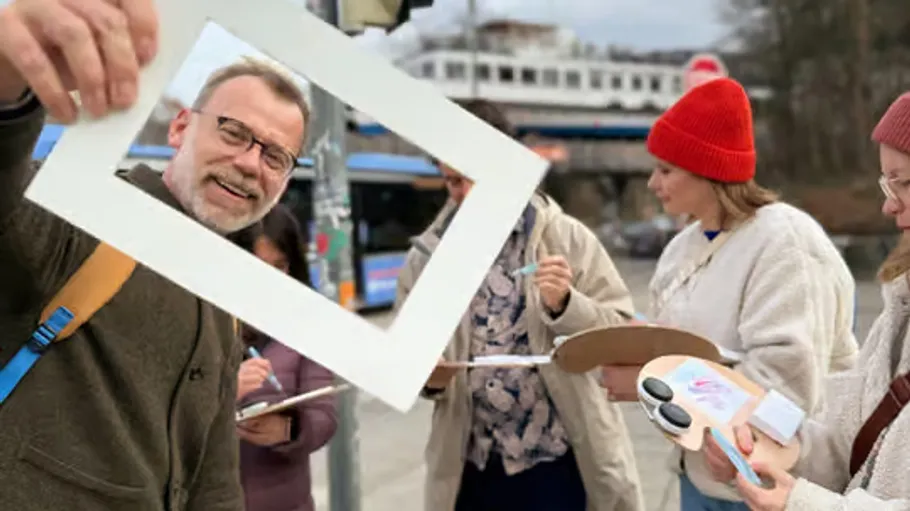Menschen im Freien mit Klemmbrettern und Rahmen.