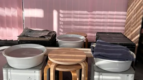 Töpferscheiben mit Handtüchern und Hockern daneben