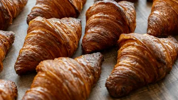 Croissants auf Holzoberfläche angeordnet.