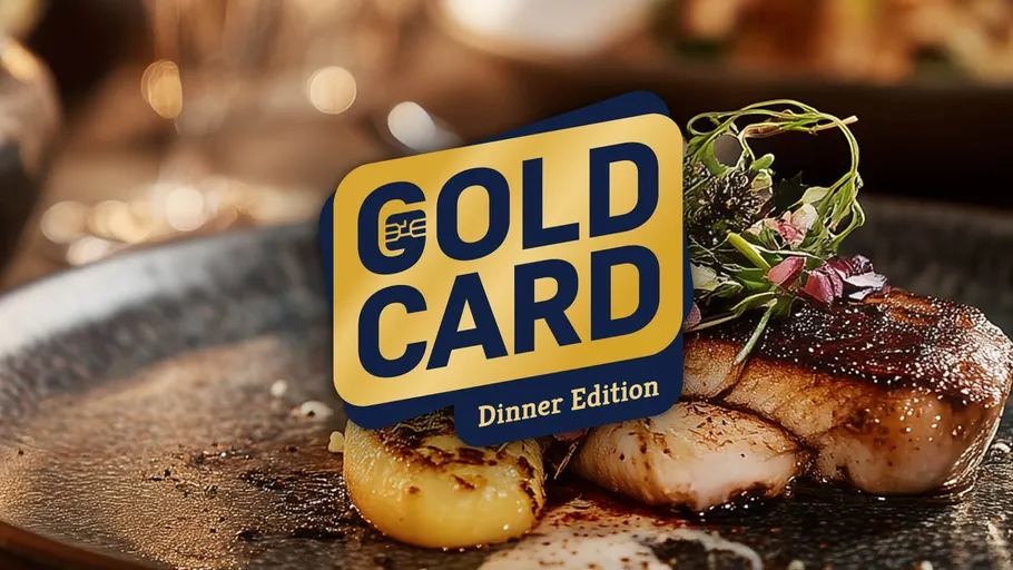 Gourmet-Mahlzeit mit Goldkarten-Überlagerung.