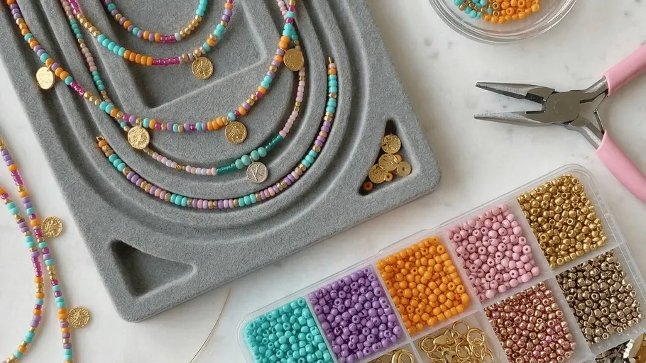 Bunte Perlenketten auf einem Schmuckherstellungs-Tablett.