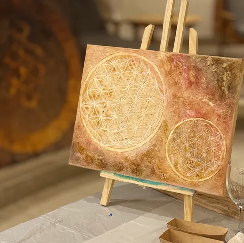 Leinwand mit geometrischer Kunst auf Holzstaffelei.