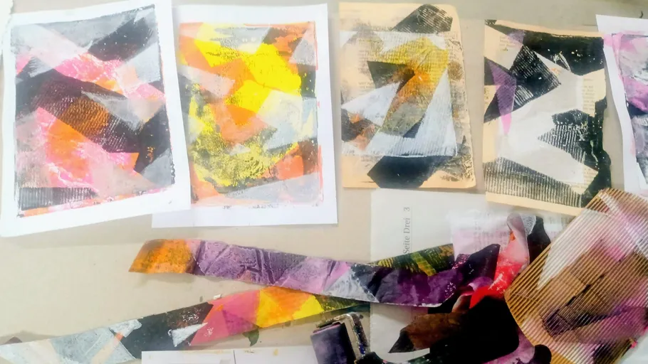 Bunte abstrakte Kunst auf Papieren und Streifen.