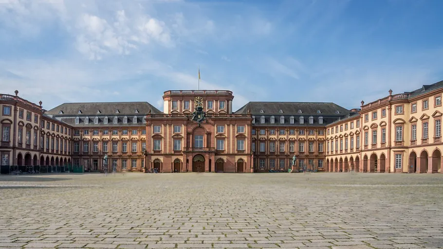Historisches Schloss mit Uhr unter blauem Himmel.