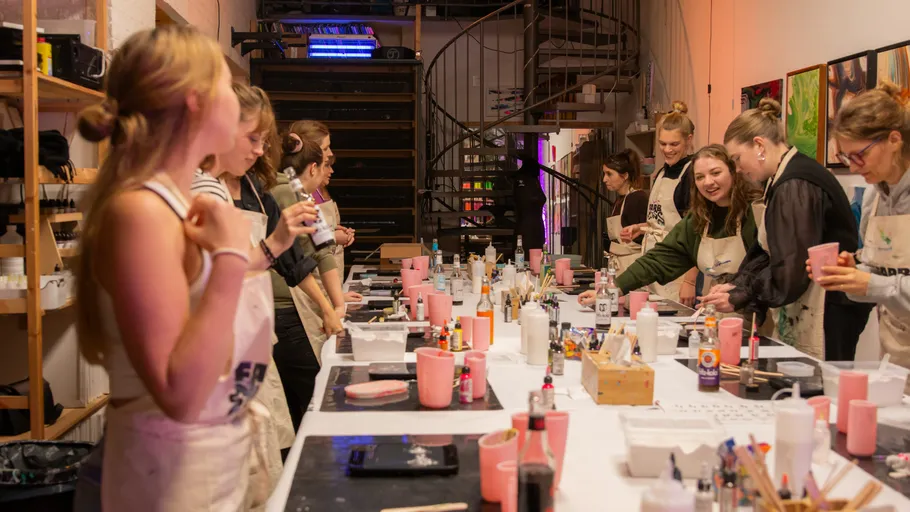 Gruppe von Personen im Kunststudio basteln.