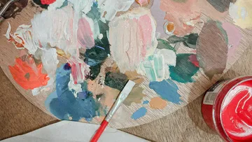 Farbpalette mit Pinsel und Farben