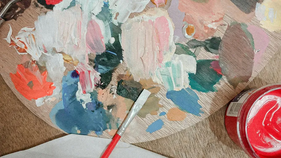 Farbpalette mit Pinsel und Farben