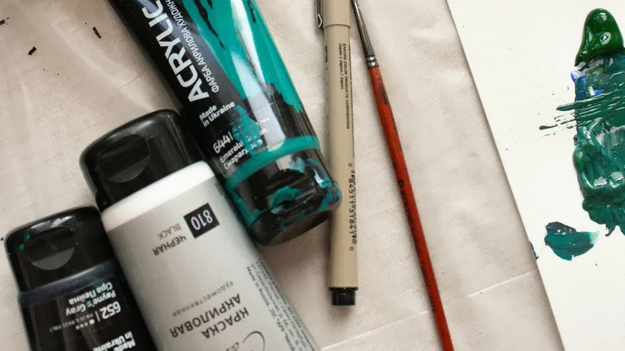 Acrylfarben, Stift, Pinsel auf Zeichenpapier.