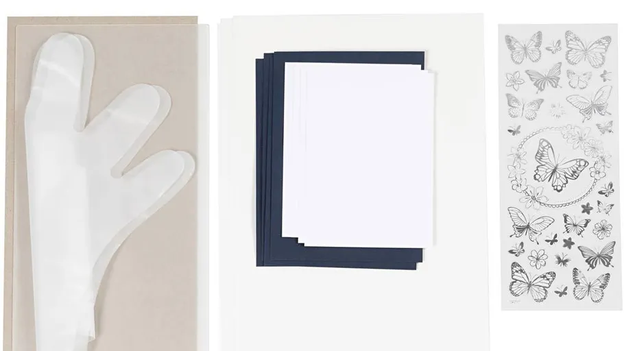 Papiere, Handschuhe und Schmetterlingsaufkleber.