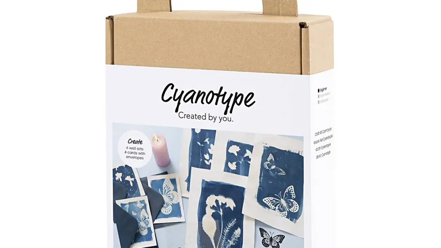 Cyanotypie-Bastelset mit Beispielabdrücken gezeigt.