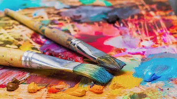 Pinsel auf einer bunten Palette liegend.