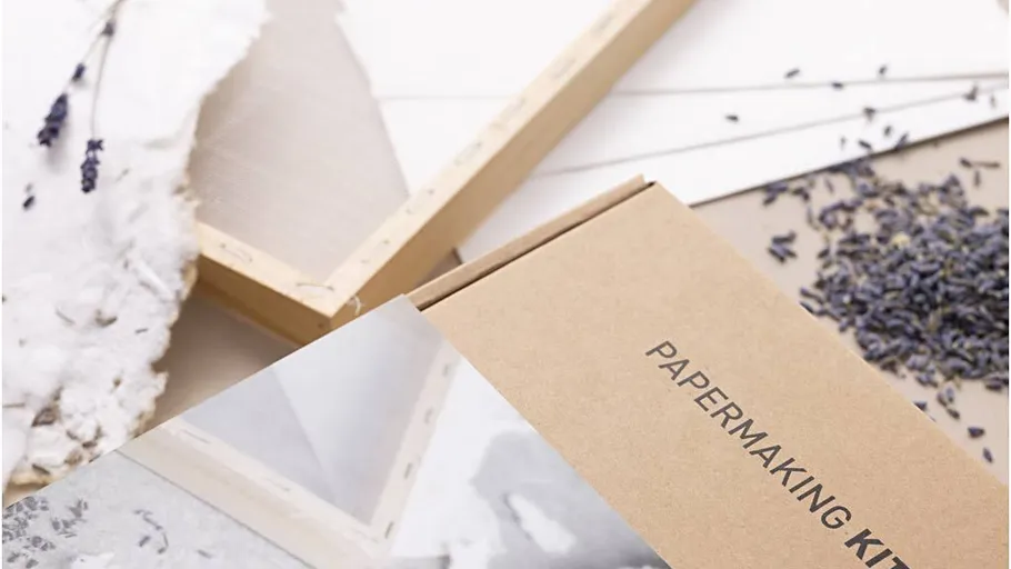 Papierherstellungskit mit Lavendel, Rahmen und Papier.