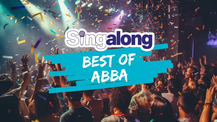 Menschenmenge feiert unter bunten Lichtern, Singalong-Event.