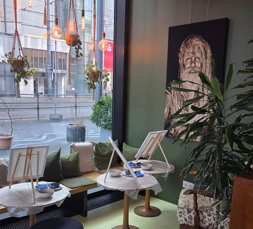 Malen-Setup am Fenster in gemütlichem Café.