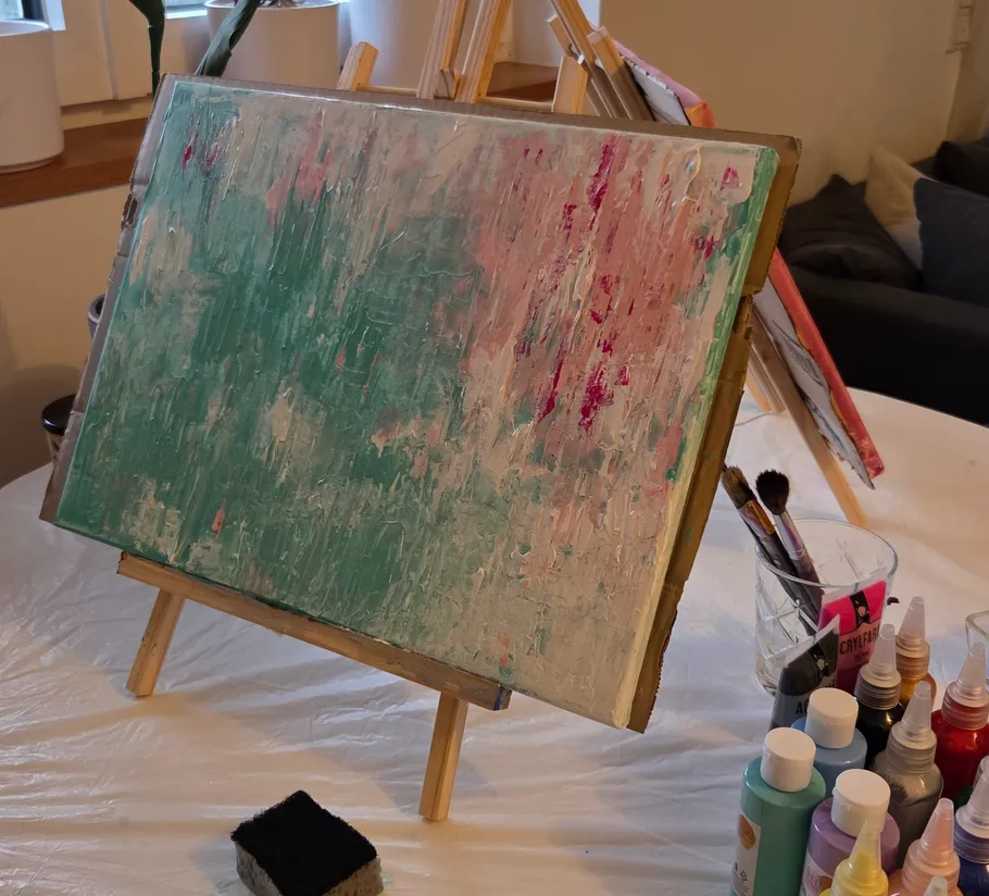 Abstraktes Gemälde auf Staffelei im Atelier.