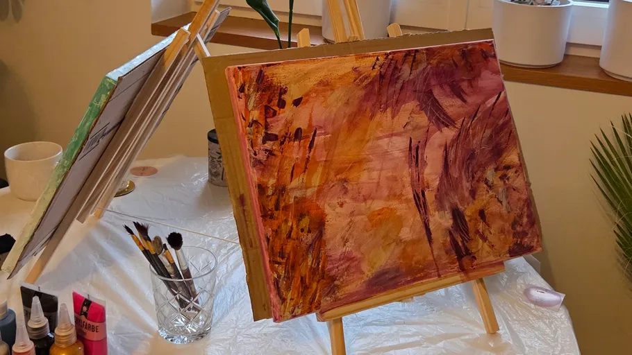 Abstraktes Gemälde auf Staffelei im Kunststudio.