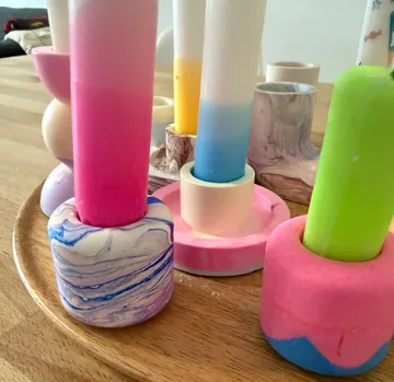 Bunte Holzstapelspielzeuge auf einem Holztisch.