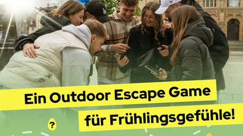 Gruppe spielt draußen fröhlich ein Spiel zusammen.