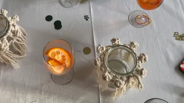 Tisch mit Getränken und dekorativen Gläsern.