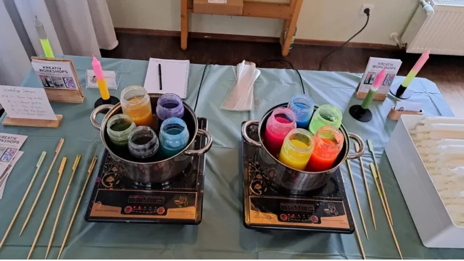 Bunte Wachsgläser auf Herden in Workshop-Umgebung.
