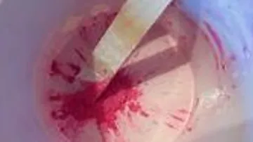 Rosa Mischung in einem Behälter gerührt.