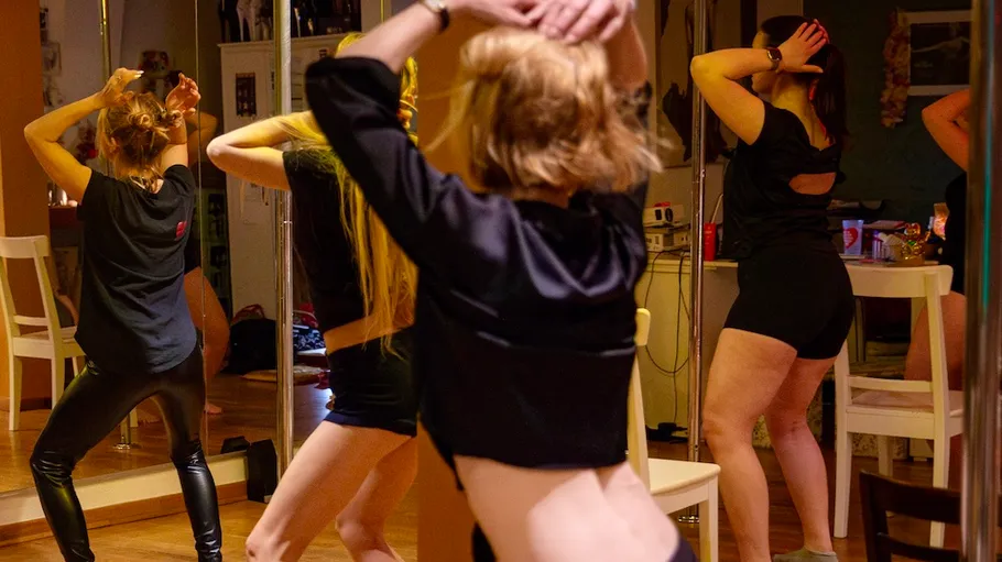 Gruppe von Menschen tanzt in einem Studio.