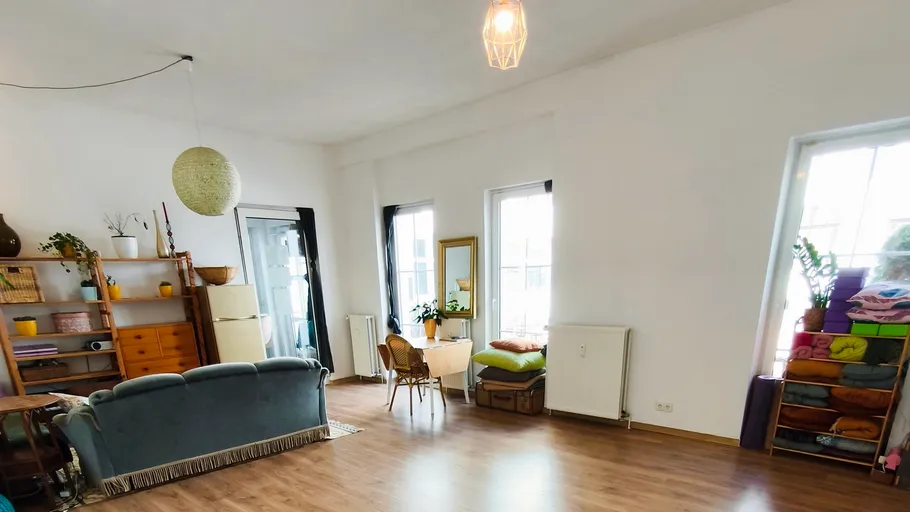 Geräumiges Wohnzimmer mit moderner Dekoration.