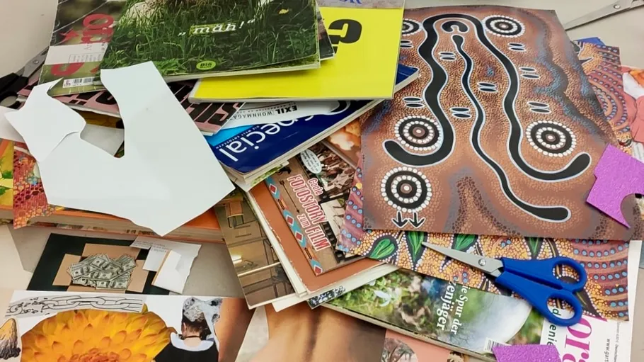 Zerstreute Magazine, bunte Kunst, Schere auf Tisch.