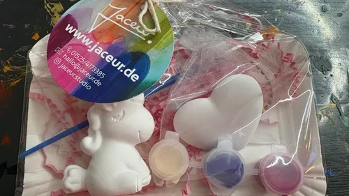 Malkit mit bunten Farben und Einhorn.