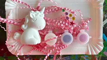 Einhornfigur mit Farbe auf Tablett.