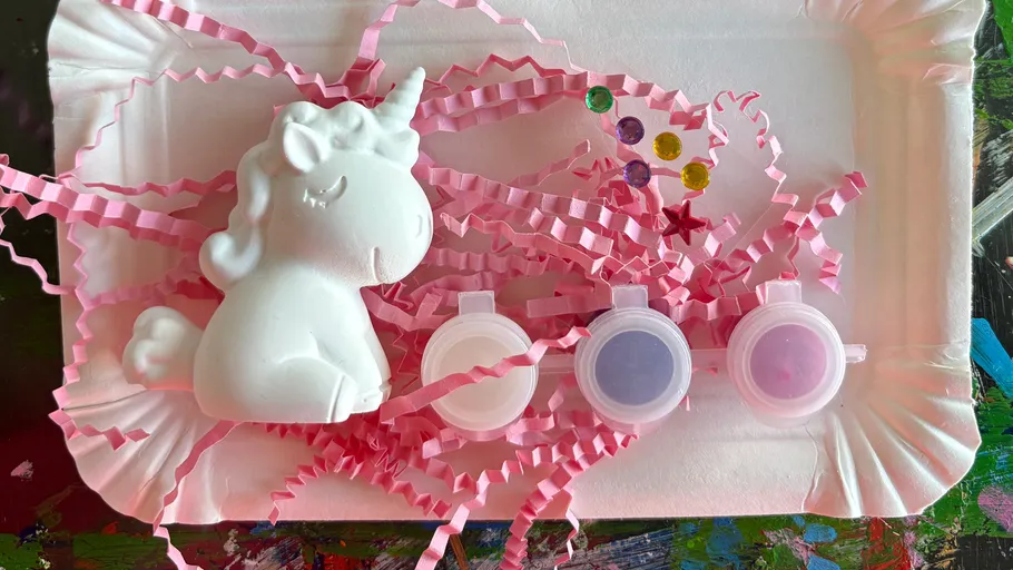 Einhornfigur mit Farbe auf Tablett.