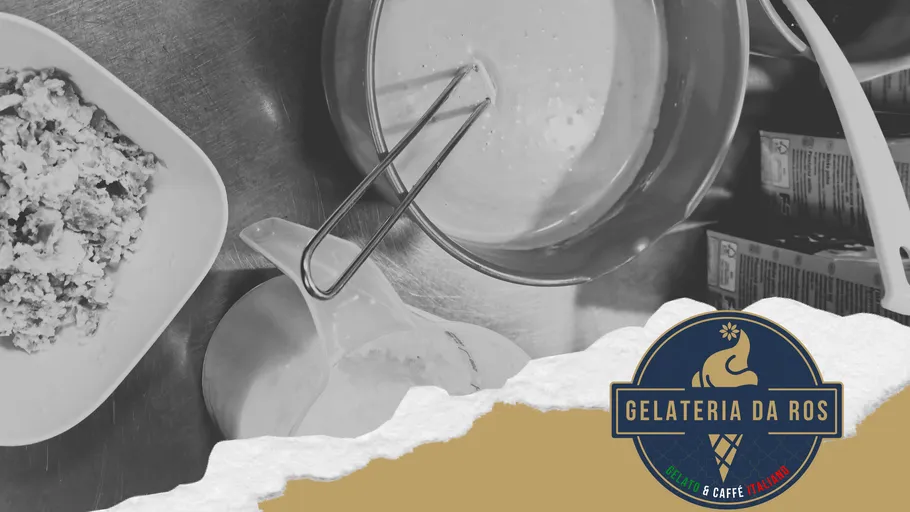 Rührschüssel und Zutaten auf einem Tisch.