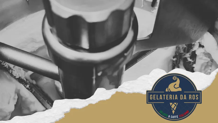 Eismaschine rührt Gelato in Gelateria.