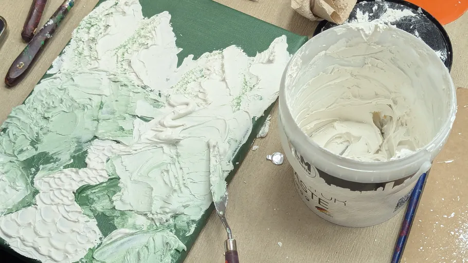 Malmesser mit strukturierter Paste auf Leinwand.