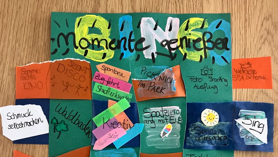 Bunte Bingokarte mit verschiedenen Aktivitäten aufgelistet.