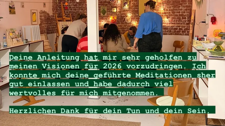 Gruppe versammelt in gemütlichem Raum mit Kunstmaterialien.