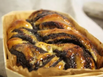 Pigtail with poppy seed filling presented in a wooden bowl.