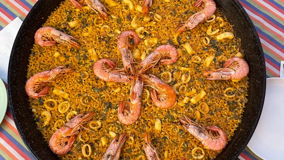 Meeresfrüchte-Paella mit Garnelen und Tintenfisch.